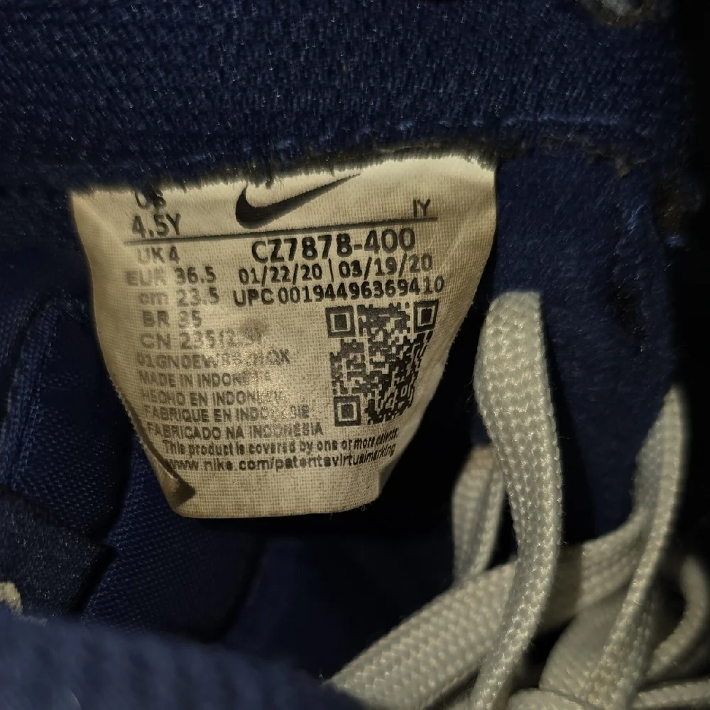 (J36) Nike Navy and Cream Casual Sneakers
